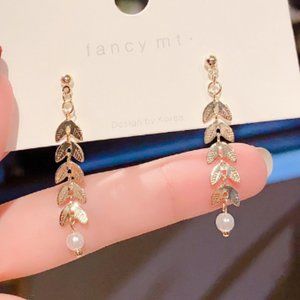 Women's fashion earrings